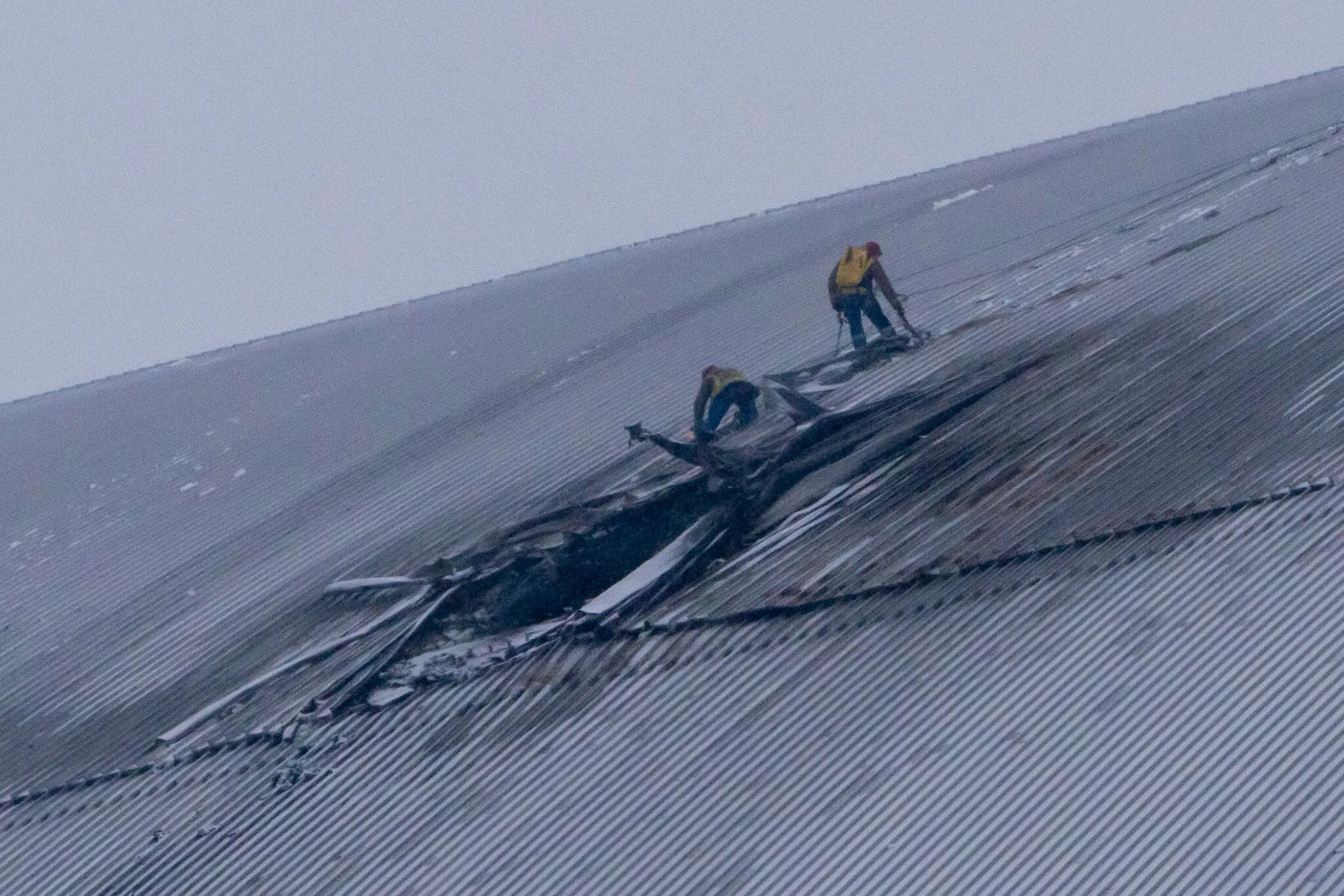 Робітники в п'ятницю на вершині конфайнменту на Чорнобильській атомній електростанції, яку, за словами української влади, минулого тижня вразив російський безпілотник. Українські безпілотні літальні апарати з вибухами наразі завдають більшості втрат росій